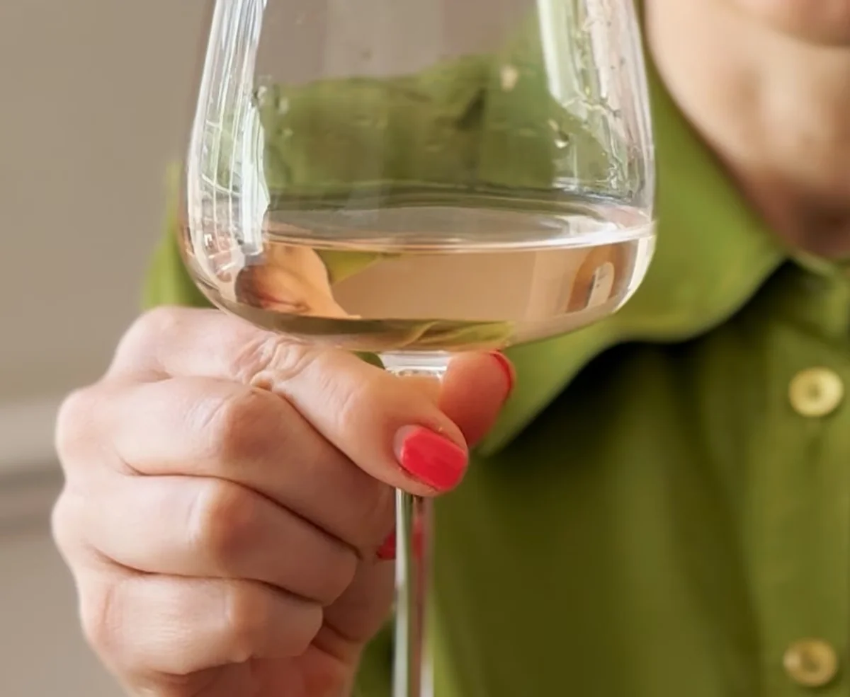 What is the right way to hold a wine glass?
