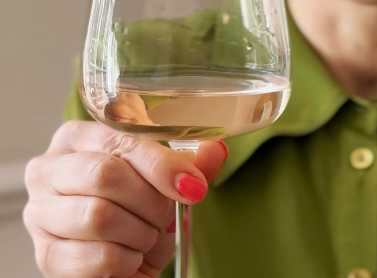 What is the right way to hold a wine glass?