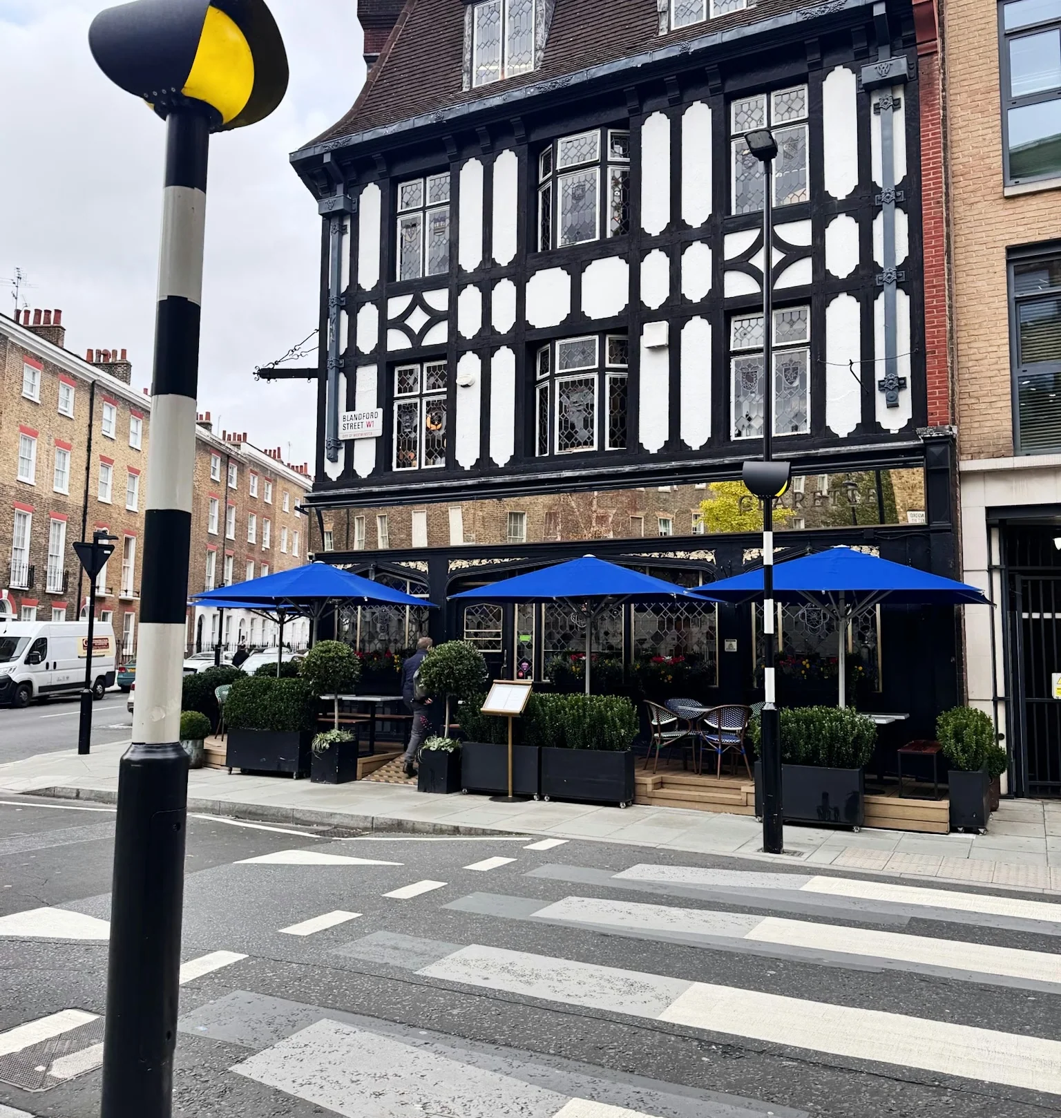 Street view of Clarette restaurant beside Blandford Street in London