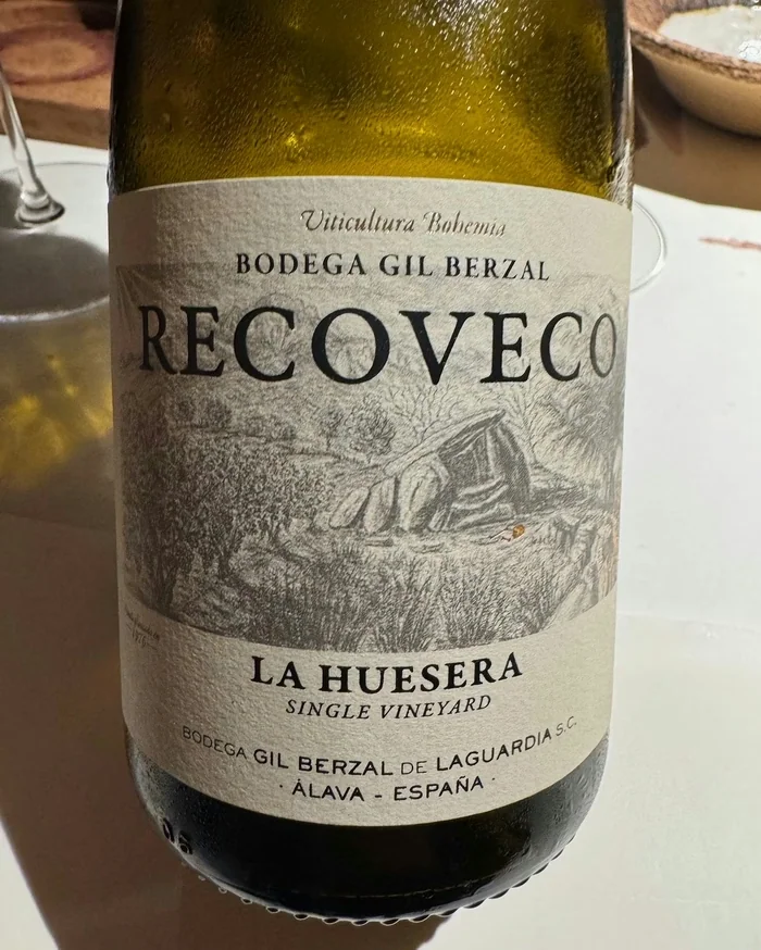 Close-up of a Bodega Gil Berzal Recoveco La Huesera wine bottle on a dining table