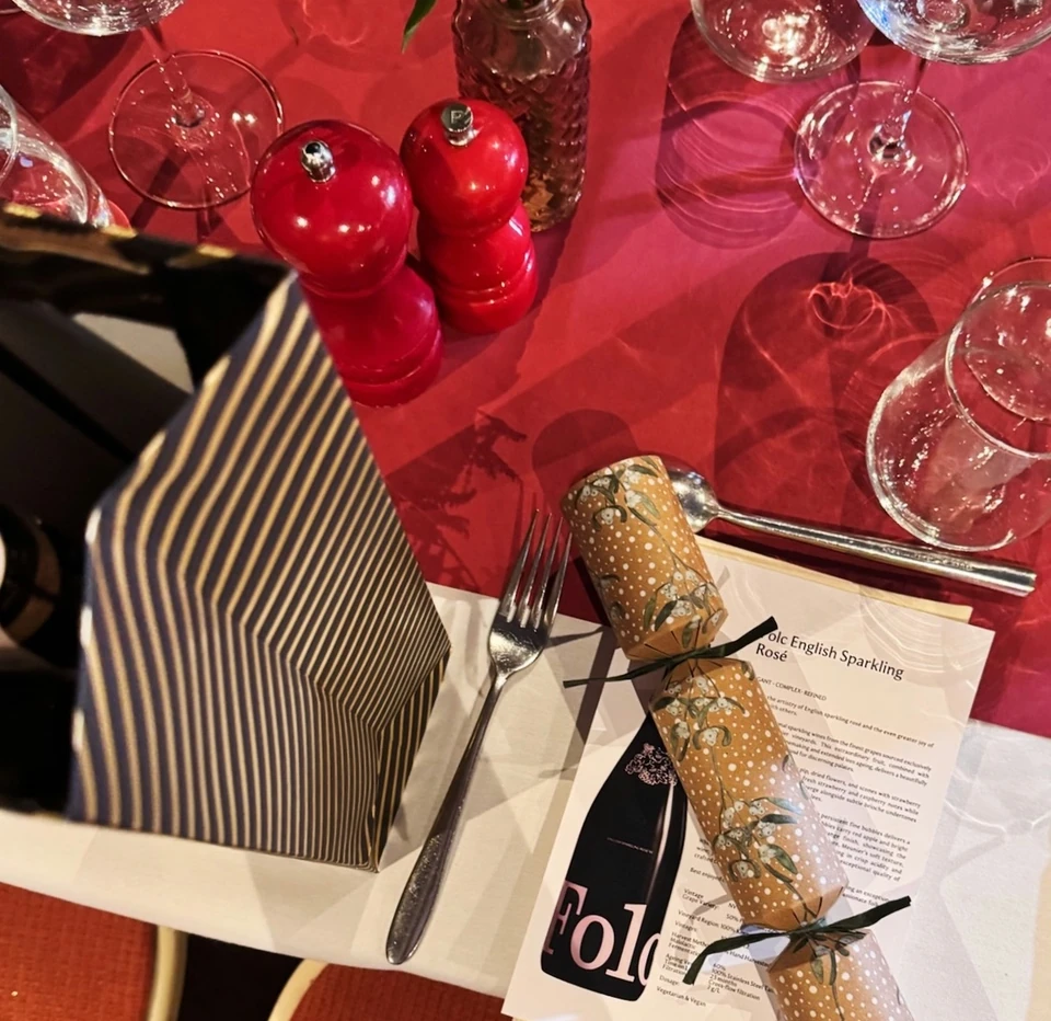 Festive Folc tasting table with wine glasses, crackers, flowers and an English sparkling wine menu
