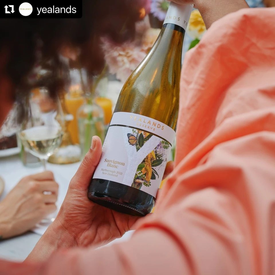 Person holding a bottle of Yealands Reserve Sauvignon Blanc at a Sauvignon Blanc tasting