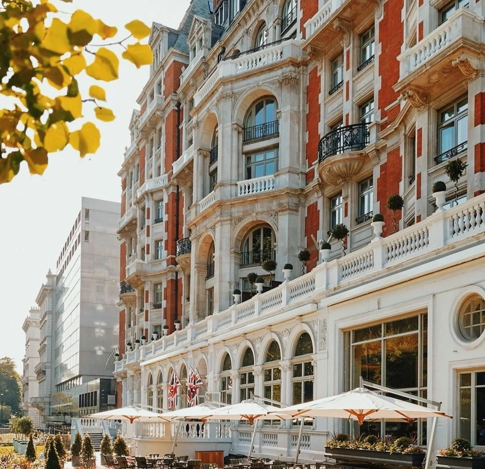 Exterior of Mandarin Oriental Hyde Park with its terrace and garden